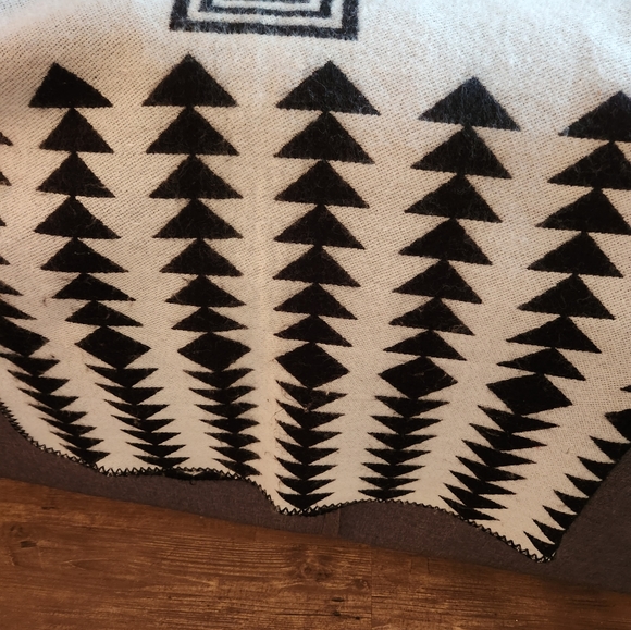 OLD NAVY BLACK / WHITE REVERSIBLE CROSS / TRIANGLE PONCHO - Picture 4 of 6